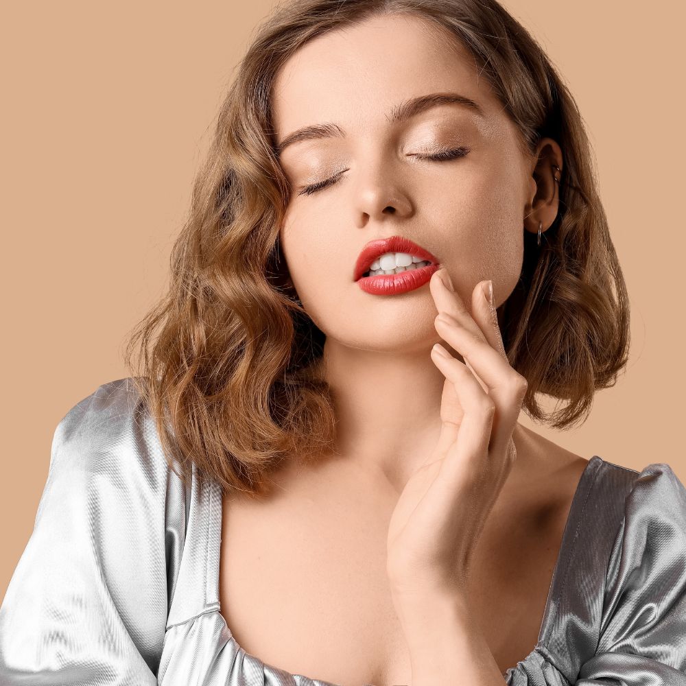 coupe mi-longue ondulée avec raie décentrée