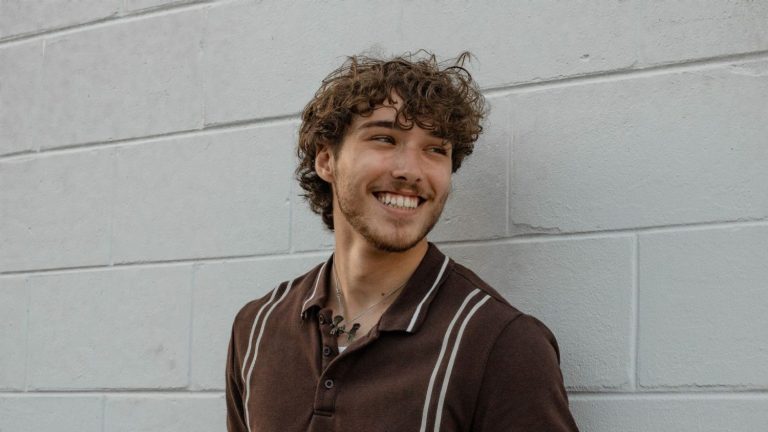 Comment coiffer des cheveux mi-longs pour homme ?